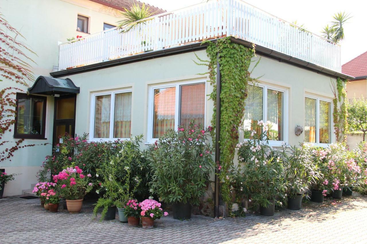 Weingut Pension Sommerhof Mörbisch am See Exterior foto