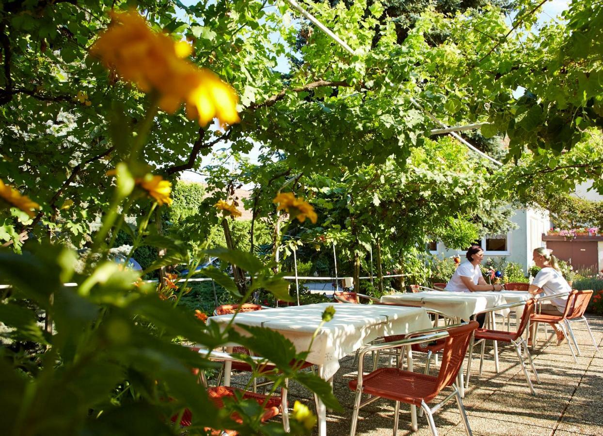 Weingut Pension Sommerhof Mörbisch am See Exterior foto